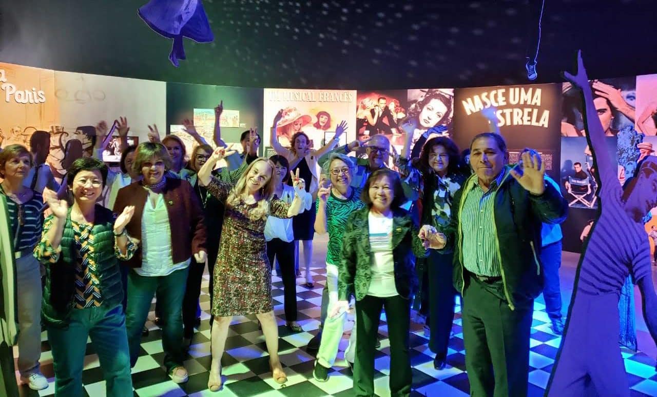 No momento, você está visualizando Aposentados visitam a exposição “Musicais no Cinema”