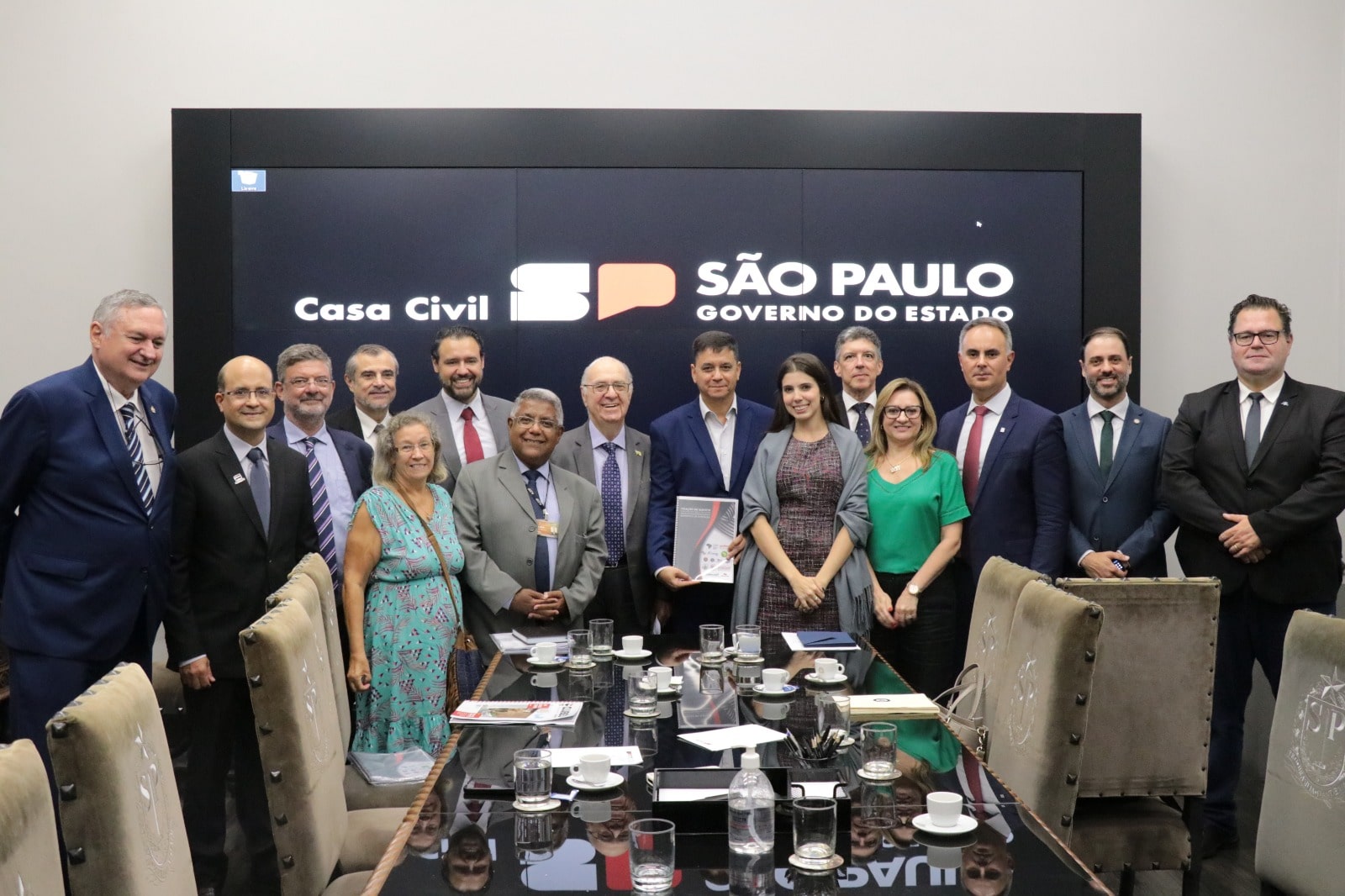 No momento, você está visualizando No Palácio dos Bandeirantes, Spada participa de entrega de manifesto pelo limite remuneratório único