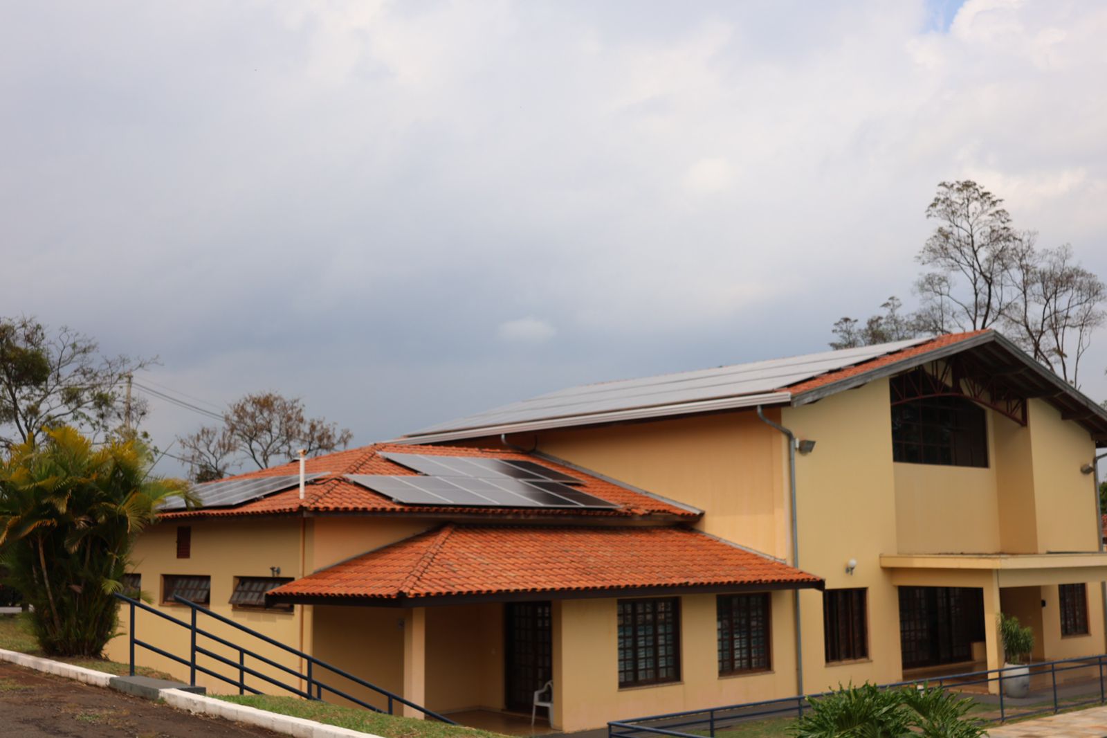 Leia mais sobre o artigo Afresp inaugura em Campinas a primeira unidade de projeto de autogeração de energia solar